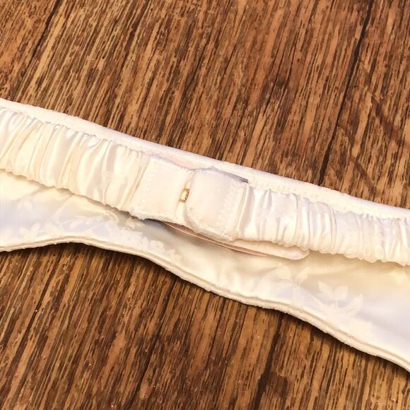 Victoria’s Secret White Ivory Floral Satin Garter Belt Size Large - Picture 5 of 7